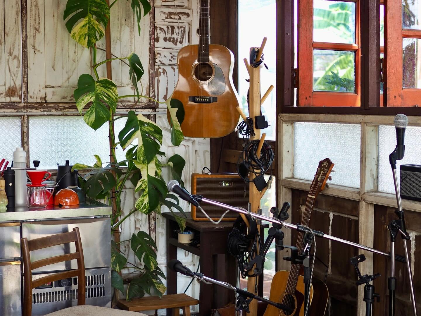 กีตาร์และอุปกรณ์ดนตรี บรรยากาศภายใน คาเฟ่ The Singing Leaf